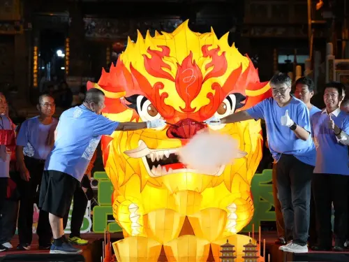 ▲副市長李懷仁及元帝廟主委黃慶國為火獅點睛。（圖／高市府民政局提供）