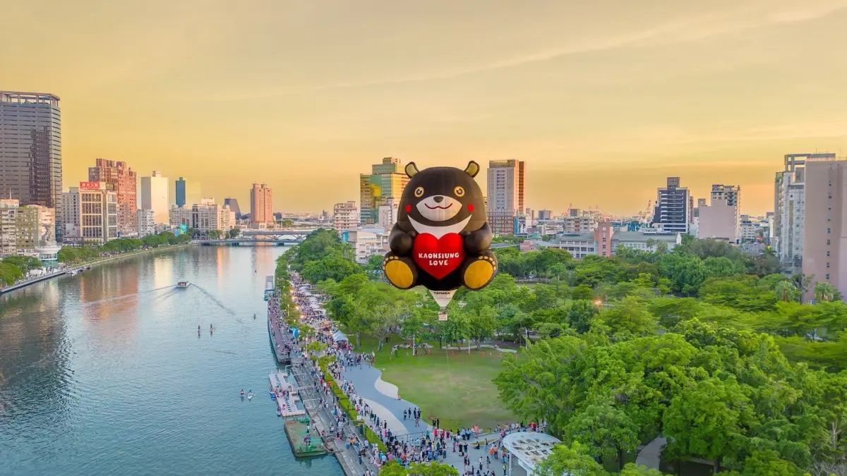 ▲高雄一年一度「2025高雄愛‧月熱氣球」今（10）日至12日將愛河畔升空。本文整理熱氣球搭乘須知、最佳拍照點、交通、周邊等資訊一次看。（圖／高雄市觀光局提供）