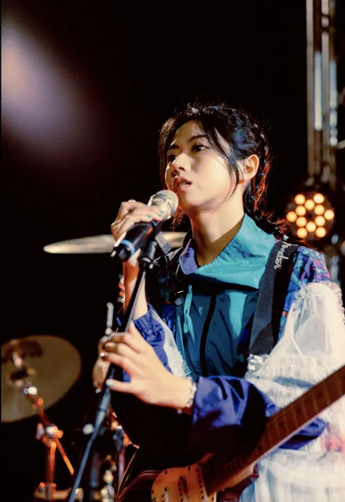 ▲邱姿雅在台語電視電影《藍色假期》，將想圓星夢又發現演藝界真面貌的女孩演得光芒四射。（圖／摘自日映影像FB）