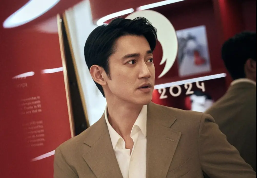 ▲金馬、金鐘雙料影帝吳慷仁（如圖），坐擁1金馬3金鐘「四冠王」榮耀，他在巔峰時期選擇大舉西進中國市場，使他的行動持續受到檢視。從去年金鐘頒獎前夕的缺席風波，到近期因社群影片中「豆汁兒」口音轉變，都引發外界關注。（圖／翻攝自吳慷仁臉書）