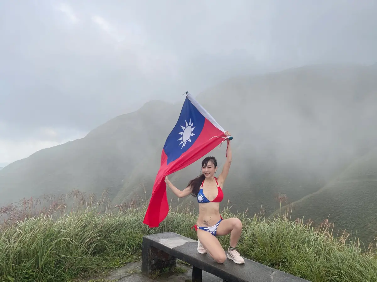 ▲美魔女胡文英今（10）日曬國旗比基尼慶祝國慶日。（圖／取自美魔女臉書）