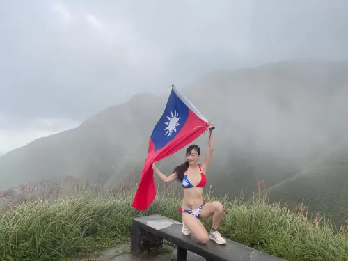美魔女國慶曬「國旗比基尼照」　嗨喊：我愛我的國家
