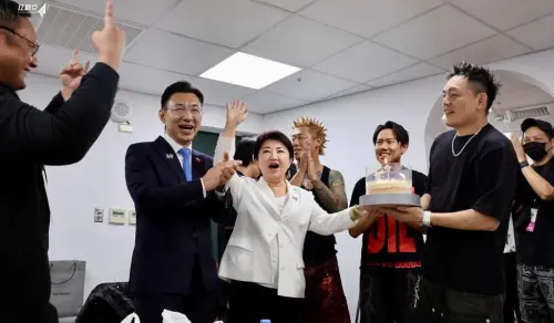 ▲盧秀燕捧著生日蛋糕到國慶晚會後台，為玖壹壹春風唱生日快樂歌。（圖／翻攝江啟臣臉書，2025.10.09）