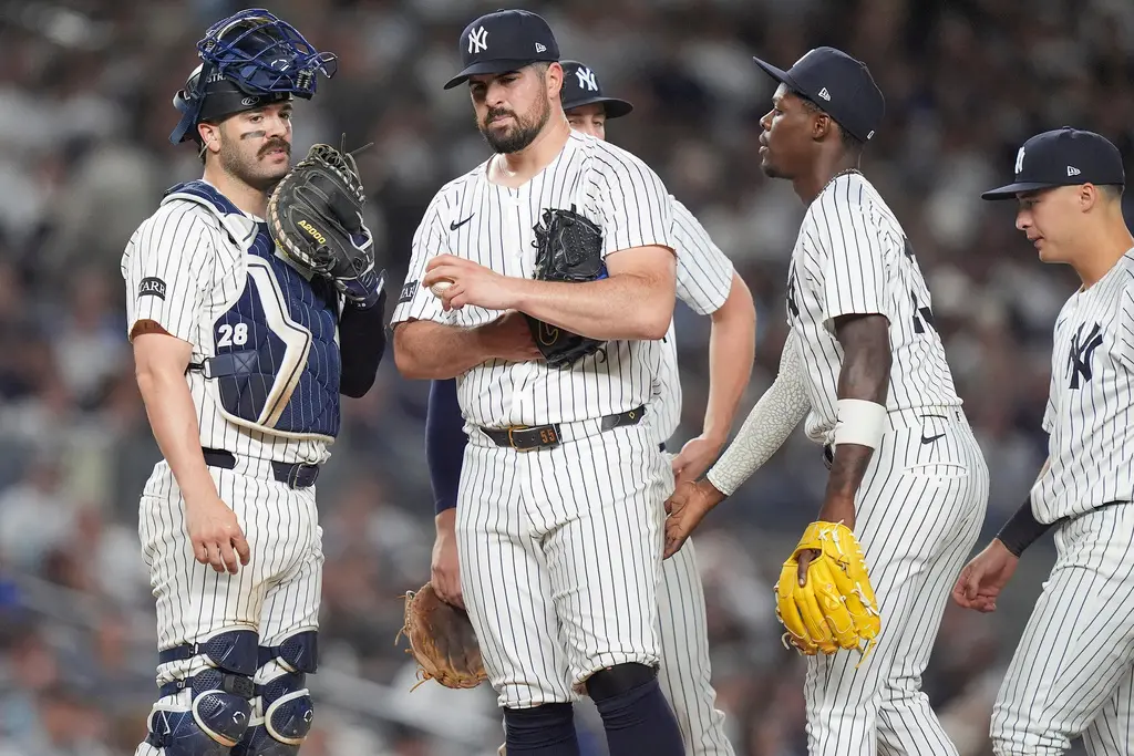 ▲紅襪球迷在紐約洋基被多倫多藍鳥淘汰後，老闆哈爾史坦布瑞納的「缺席式領導」也被視為球隊長期停滯的主因。（圖／美聯社／達志影像）