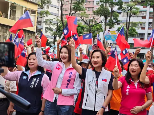 慶國慶！柯志恩到果貿社區升旗：當選市長後　要讓國旗飄揚全高雄
