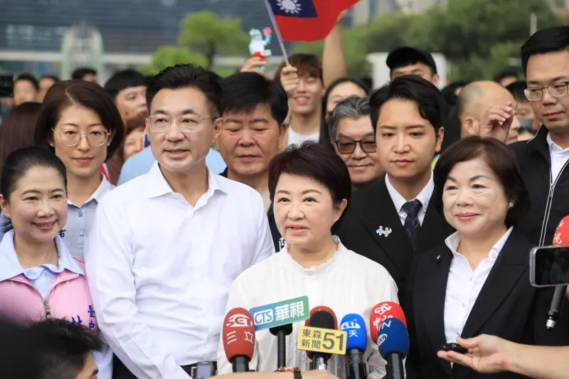 ▲盧秀燕笑著說「我稍微數了一下，韓院長頭髮沒有減少」。（圖／台中市政府提供，2025.10.10）