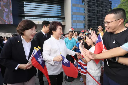 ▲盧秀燕昨晚全程參加國慶晚會，今一早又主持市府前的升旗典禮。（圖／台中市政府提供，2025.10.10）