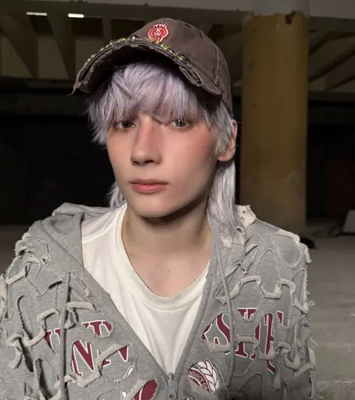 ▲休寧凱被爆料在酒吧摟妹。（圖／＠txt_bighit IG）