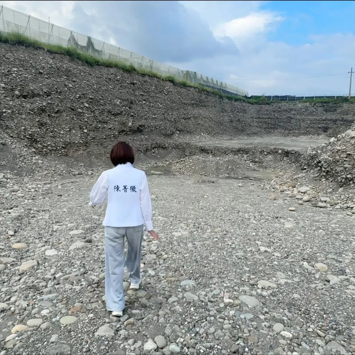 ▲高雄大坪頂山坡地保護區變「柏油山」，堆置大量廢瀝青與廢棄物。國民黨立委陳菁徽批，市長陳其邁雖然說又震怒、要徹查嚴辦，但陳其邁的「震怒」早已是廉價的政治表演，毫無嚇阻力。（圖／翻攝陳菁徽臉書）