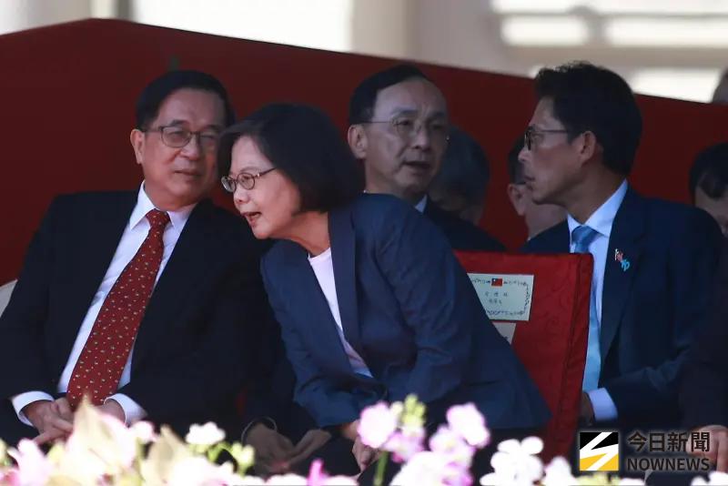 ▲前總統蔡英文與陳水扁比鄰而坐，雙方互動熱絡，後方朱立倫與黃國昌也交談許久，呈現4人難得同框畫面。（圖／記者葉政勳攝，2025.10.10）