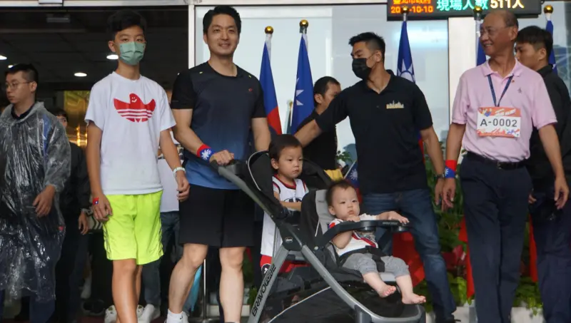    ▲2023年雙十國慶，台北市長蔣萬安帶三寶參加升旗典禮，與路跑活動。（圖／記者呂炯昌攝）  