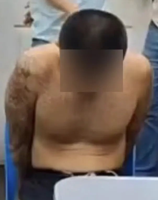 ▲泰國烏汶府發生人倫悲劇，29歲男子出獄僅7天就疑似吸毒後失控，持刀砍死60歲母親。（圖／翻攝自Kaosod）