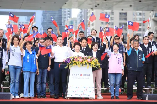 ▲盧秀燕在台中市政府前廣場主持國慶升旗典禮。（圖／台中市政府提供，2025.10.10）