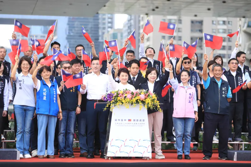    ▲盧秀燕在台中市政府前廣場主持國慶升旗典禮。（圖／台中市政府提供，2025.10.10）  