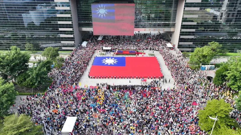    ▲台中市政府舉辦國慶升旗典禮，巨幅國旗展旗是重點項目之一。（圖／台中市政府提供，2025.10.10）  