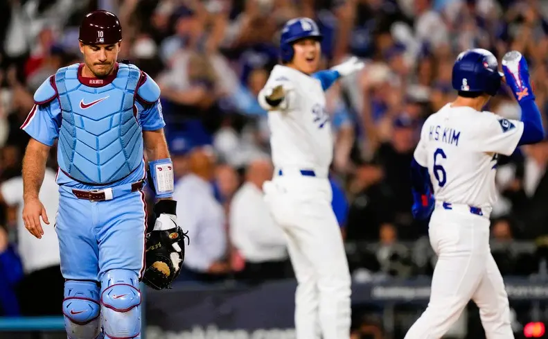 ▲MLB國聯分區系列賽，洛杉磯道奇與費城費城人在G4鏖戰至11局，最終道奇靠著費城人牛棚投手柯爾克林（Orion Kerkering）的再見失誤，終場以2：1擊敗費城人，成功挺進國聯冠軍戰。（圖／美聯社／達志影像）
