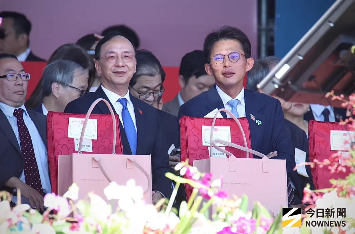 ▲民眾黨主席黃國昌（右）出席114年國慶典禮。（圖／記者朱永強攝）