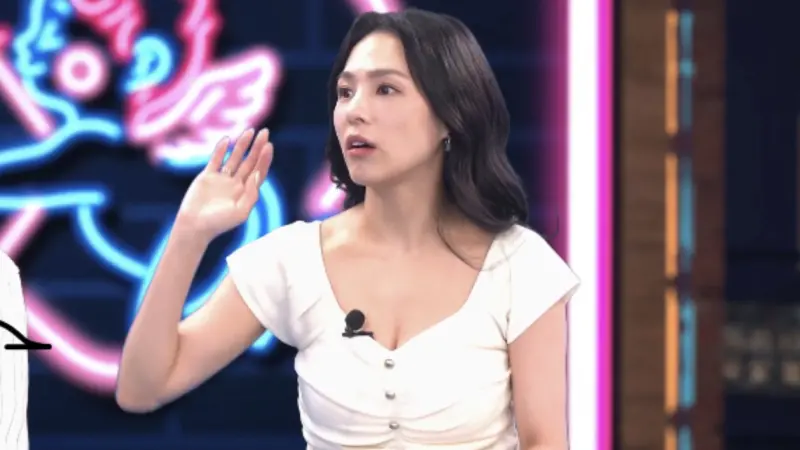 ▲NOWNEWS原創談話節目《戀愛熊天秤》最新一集播出，主持人熊熊（如圖）分享自身「捉姦在床」經驗，和某任男友交往6年，對方偷吃高達10次，可每當對方下跪道歉，熊熊便原諒無事。（圖／《戀愛熊天秤》提供）