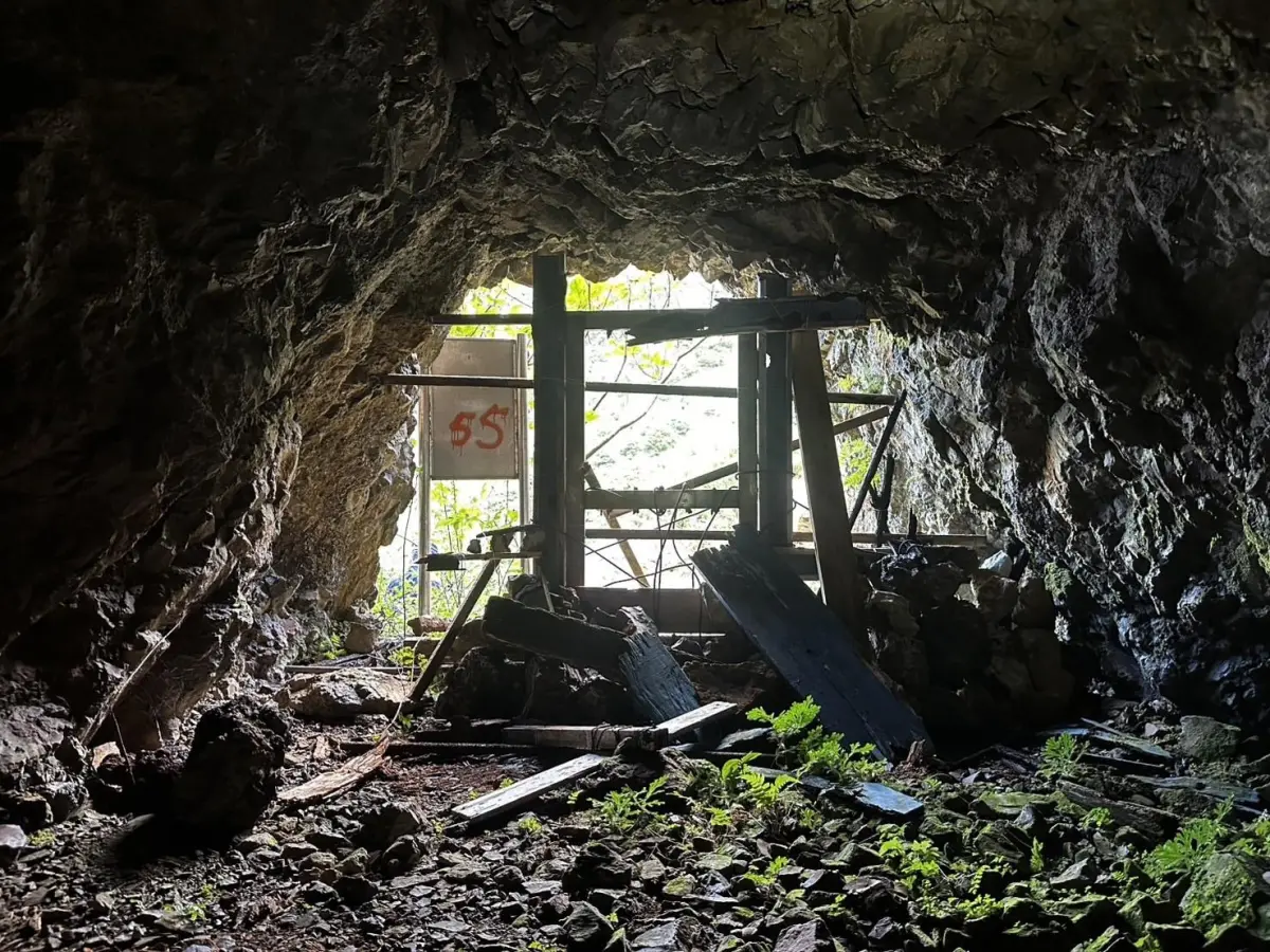 ▲瑞芳牛伏礦礦坑深處發現一具無名屍。（圖／翻攝畫面）