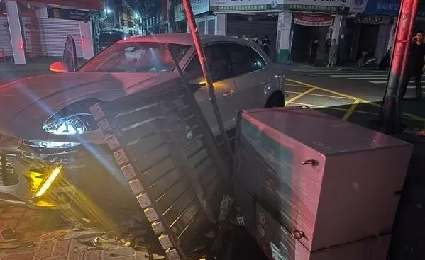 代駕開到一半「咳嗽昏迷」！百萬保時捷車頭撞爛　還釀上百戶停電