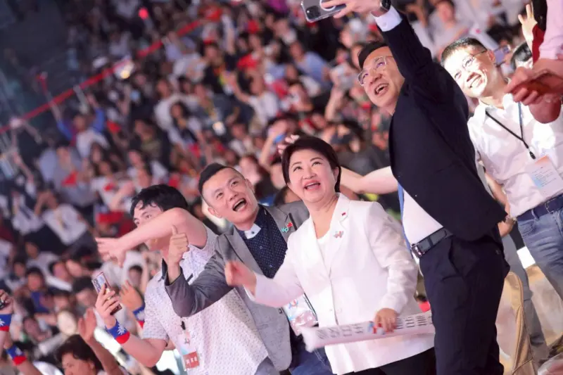 ▲盧秀燕跟著玖壹壹的音樂扭動身體，玩得超嗨。（圖／台中市議員江和樹提供，2025.10.10）