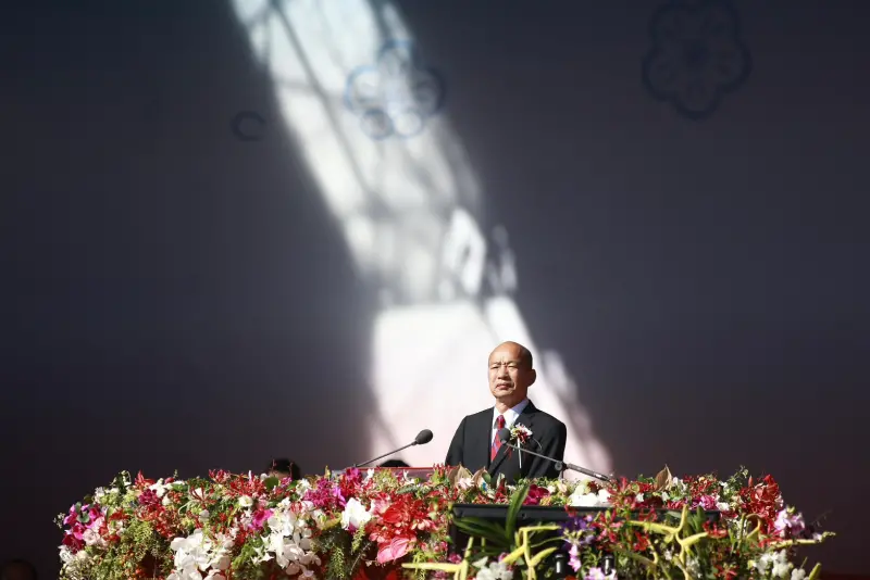 ▲立法院長韓國瑜在國慶典禮致詞時一展歌喉，高唱資深藝人費玉清的《國恩家慶》，不過話鋒一轉，又嚴詞批評民進黨。（圖／葉政勳攝，2025.10.10）