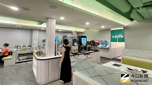 ▲「打享野鍋」空間規劃寬敞明亮，在高雄已開設三家門市。（圖／記者陳美嘉攝）