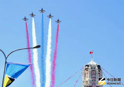▲114年國慶，空軍雷虎小組的勇鷹高教機採5機編隊壓軸衝場。（圖／記者朱永強攝）