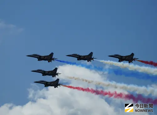 ▲114年國慶，空軍雷虎小組的勇鷹高教機採5機編隊壓軸衝場。（圖／記者呂炯昌攝）