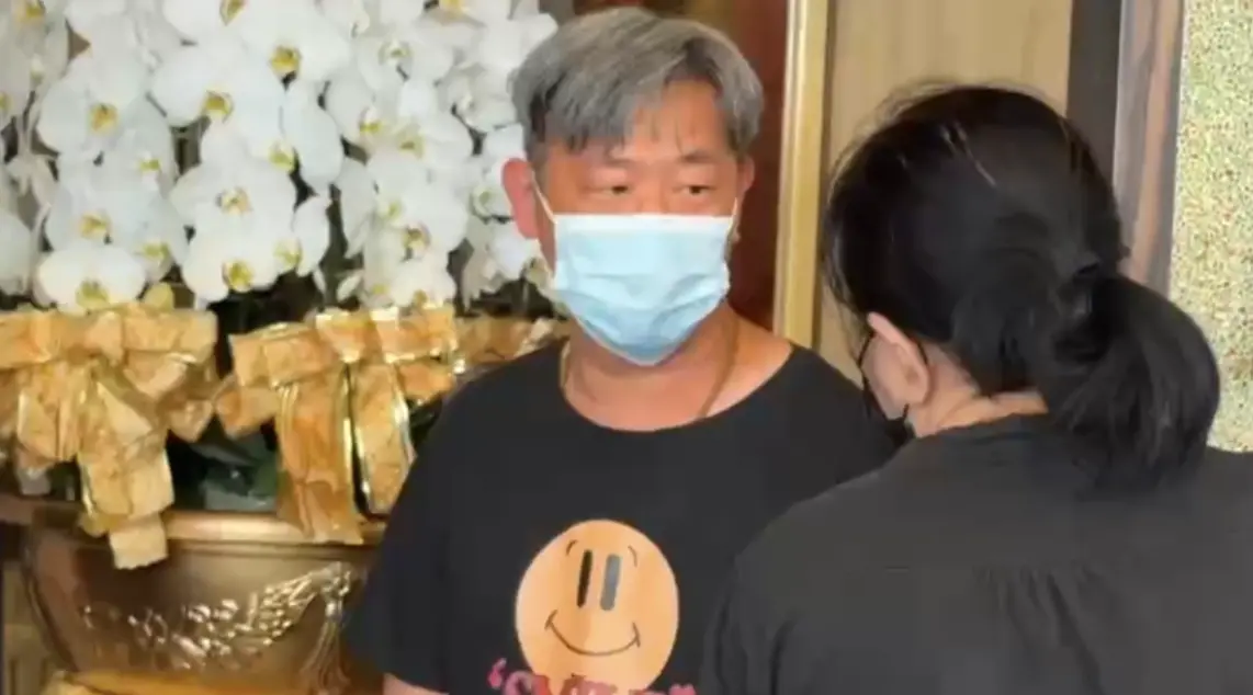 ▲顏正國今（10）日51歲冥誕，也是靈堂開放弔唁第一天，其舅舅任長彬（如圖）憔悴協助相關事宜，忍痛喊：「總是要陪他走到最後！」（圖／讀者提供）