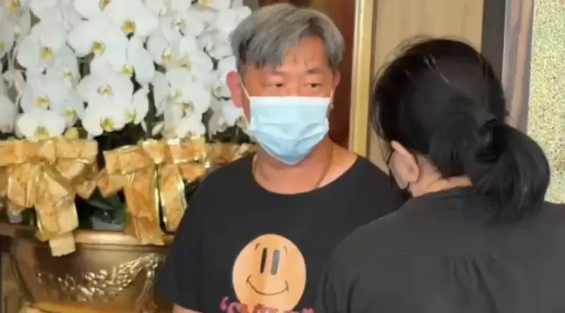 ▲顏正國今（10）日51歲冥誕，也是靈堂開放弔唁第一天，其舅舅任長彬（如圖）憔悴協助相關事宜，忍痛喊：「總是要陪他走到最後！」（圖／讀者提供）