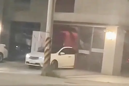 開業不到十天！桃園美髮店遭「倒車猛撞2次」　惡男：幫友人出氣
