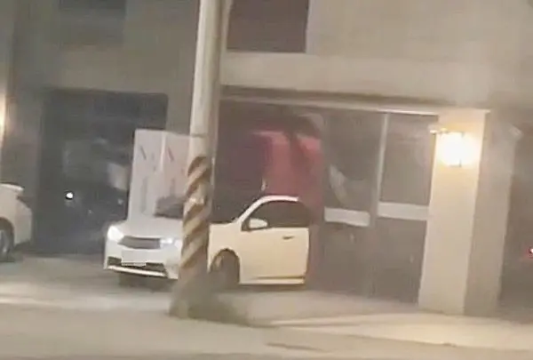 ▲桃園市觀音區一家美髮店，昨天（9號）深夜遭一輛白色轎車倒車猛撞2次，導致店面門窗與鐵架毀損破裂。（圖／翻攝記者爆料網）