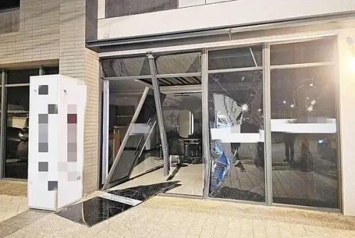 ▲桃園市觀音區一家美髮店，昨天（9號）深夜遭一輛白色轎車倒車猛撞2次，導致店面門窗與鐵架毀損破裂。（圖／翻攝記者爆料網）