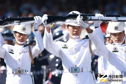 ▲ 114年國慶大會10日在總統府前登場，國防部儀隊現場帶來精彩演出。（圖／記者朱永強攝）