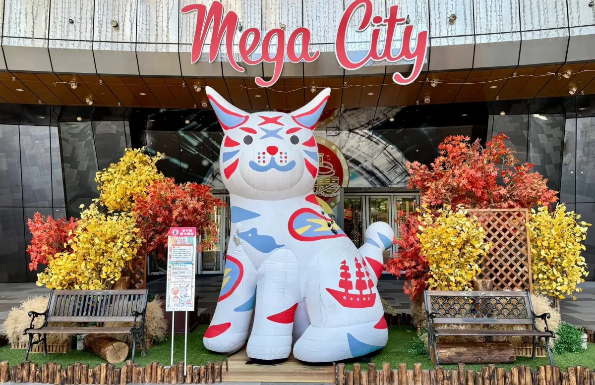 ▲可愛巷仔Niau現身板橋大遠百，只要拍張可愛合照並打卡 #MegaCity板橋大遠百 公開分享貼文至FB或ig，即可至1F｜服務台兌換【全糖阿哲市長棒棒糖】乙份。(圖/業者提供)