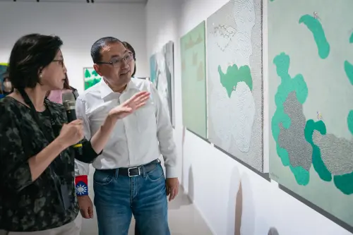 ▲侯友宜市長參觀新北市美術館展覽，邀請民眾連假期間來看展。