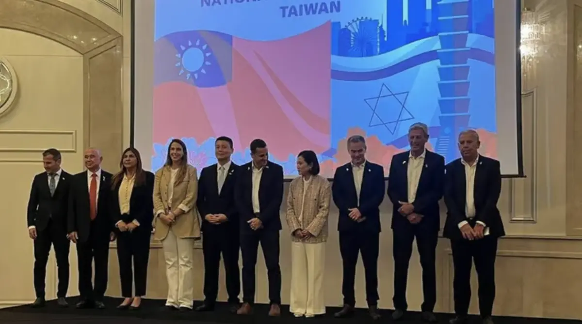 ▲台灣駐以色列代表李雅萍（右4）出席國慶酒會活動，致詞表示衷心期盼所有以色列人質儘速獲釋。（圖／外交部提供）