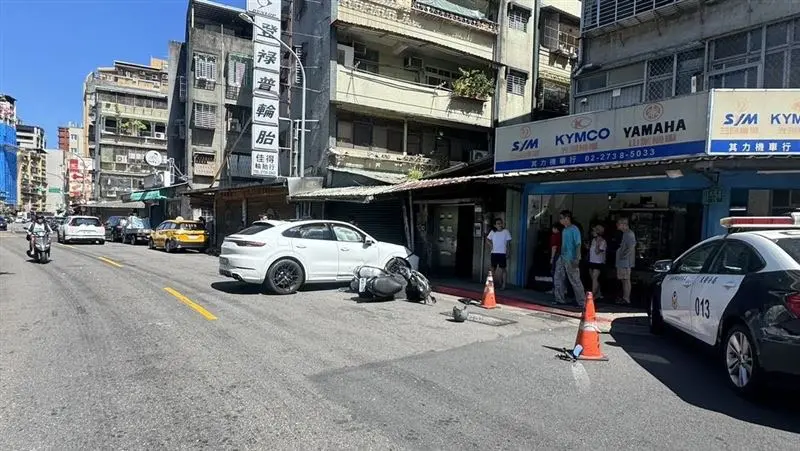 ▲今天中午臺北市一輛保時捷休旅車，疑似為閃避狗狗自撞。（圖／民眾提供）