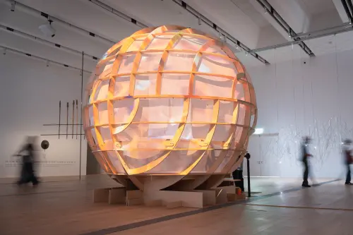 ▲新北市美術館「建築的恐懼與療癒」展覽，集結16組國內外建築師與藝術家共同創作。