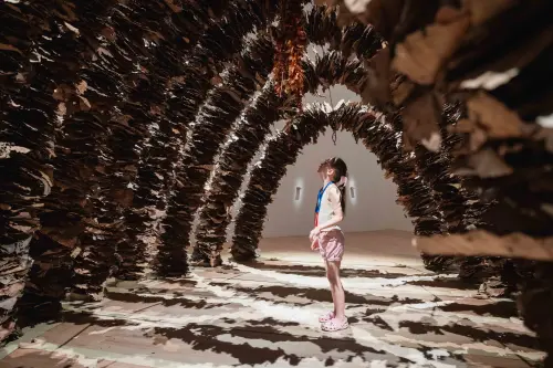 ▲民眾利用國慶連假到新北市美術館，感受藝術與生活的多元魅力。