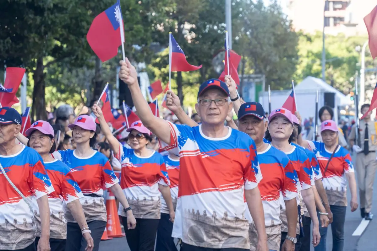 ▲國慶日當天，市民朋友揮旗進場熱情參與。（圖／新竹市政府提供）