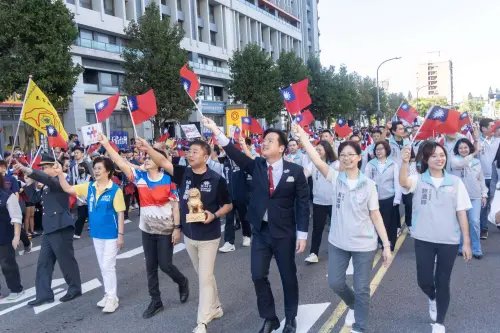 ▲代理市長邱臣遠率領市府團隊共同慶祝中華民國生日