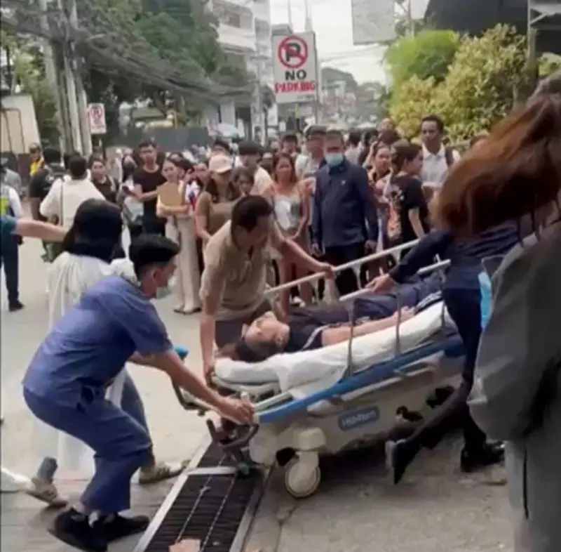    ▲地震過後，達沃市區有人忙著將傷者抬上擔架送醫。（圖／美聯社／達志影像）  