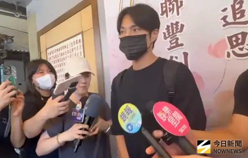 ▲唐振剛去年10月底在律師陪同下到新北地檢署自首逃兵，成為首位投案藝人。（資料畫面／記者黃聖凱攝）