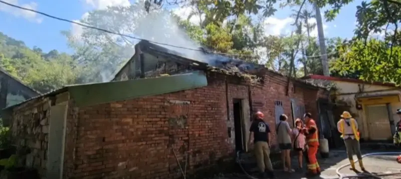 ▲七堵男疑似煮東西不慎睡著，導致自家民宅竄火，遭瓦礫壓倒命喪火窟。（圖／翻攝畫面）