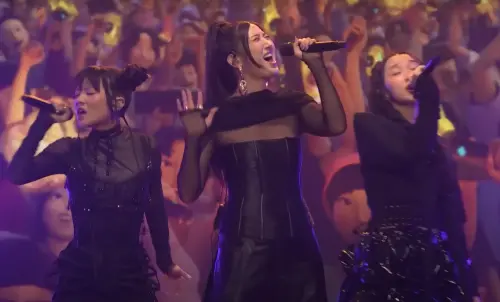 ▲《Kpop獵魔女團》真人合體了！現場飆唱爆紅神曲〈GOLDEN〉嗨翻，左起為Rei Ami、Ejae、Audrey Nuna（圖／The Tonight Show Starring Jimmy Fallon YouTube）