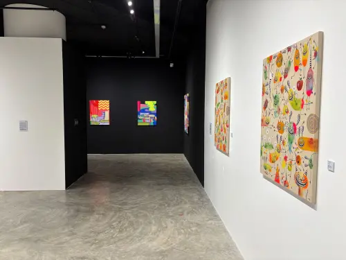 ▲曼谷塗鴉俱樂部展覽現場作品一隅（圖／駐泰國代表處文化組提供）