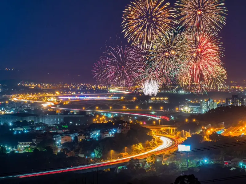 ▲國慶焰火首度在南投縣釋放，除了會場的觀賞區，縣長許淑華也特別建議兩個最佳觀賞點，如易經大學、旺來產業園區都是觀賞點賞焰火的好地方。（圖／擷取自許淑華臉書）