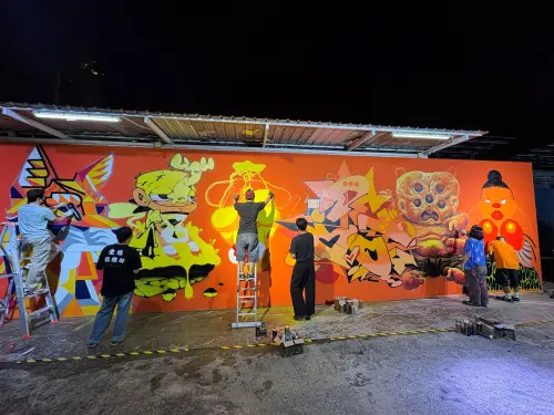 ▲曼谷塗鴉俱樂部展覽開幕現場藝術家即興創作（圖／駐泰國代表處文化組）